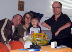 Vater und Mutter Rosenfeld mit Sascha und Frank Gro�e Heckmann auf dem Sofa