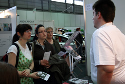 IGA-Stand von hinten mit drei Besucherinnen