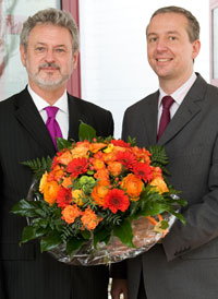 Christoph Nachtig�ller und Dr. Martin Danner mit Blumenstrau�