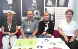 Team der IGA sitzend am Messestand