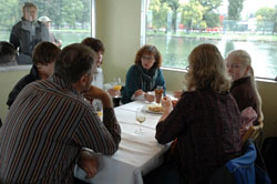 Personen sitzen mit Getr�nken am Tisch