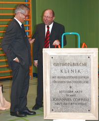 Kuhn, rechts stehend, �bergibt auf einer Sackkarre eine h�fthohe Steintafel an Correll