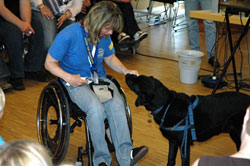 Angela Bayer im Rollstuhl mit ihrem Hund