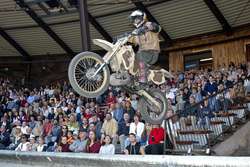 Motocrossmaschine im Sprung