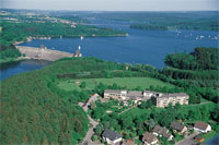 Luftaufnahem mit dem Heinrich-L�bke-Haus im Vordergrund, im Hintergrund der M�hnesee mit Talsperre